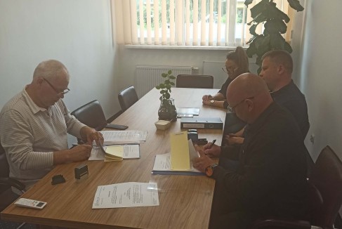 Podpisanie umowy na remont sieci wodociągowej na ul. Konarskiego wraz z wymianą przyłączy